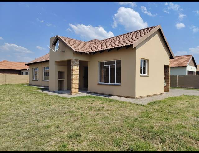 3 BEDROOM TOWNHOUSE FOR SALE IN WATERKLOOF AH